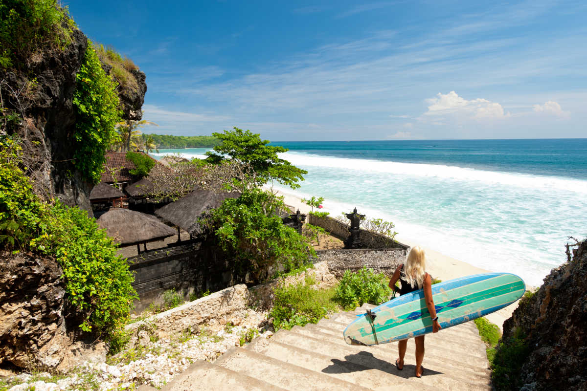 Surfista contempla la playa de Bali desde Temple Steps.jpg