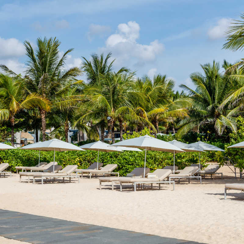 Sun-Loungers-and-Umbrellas-on-Nusa-Dua-Beach-Resort