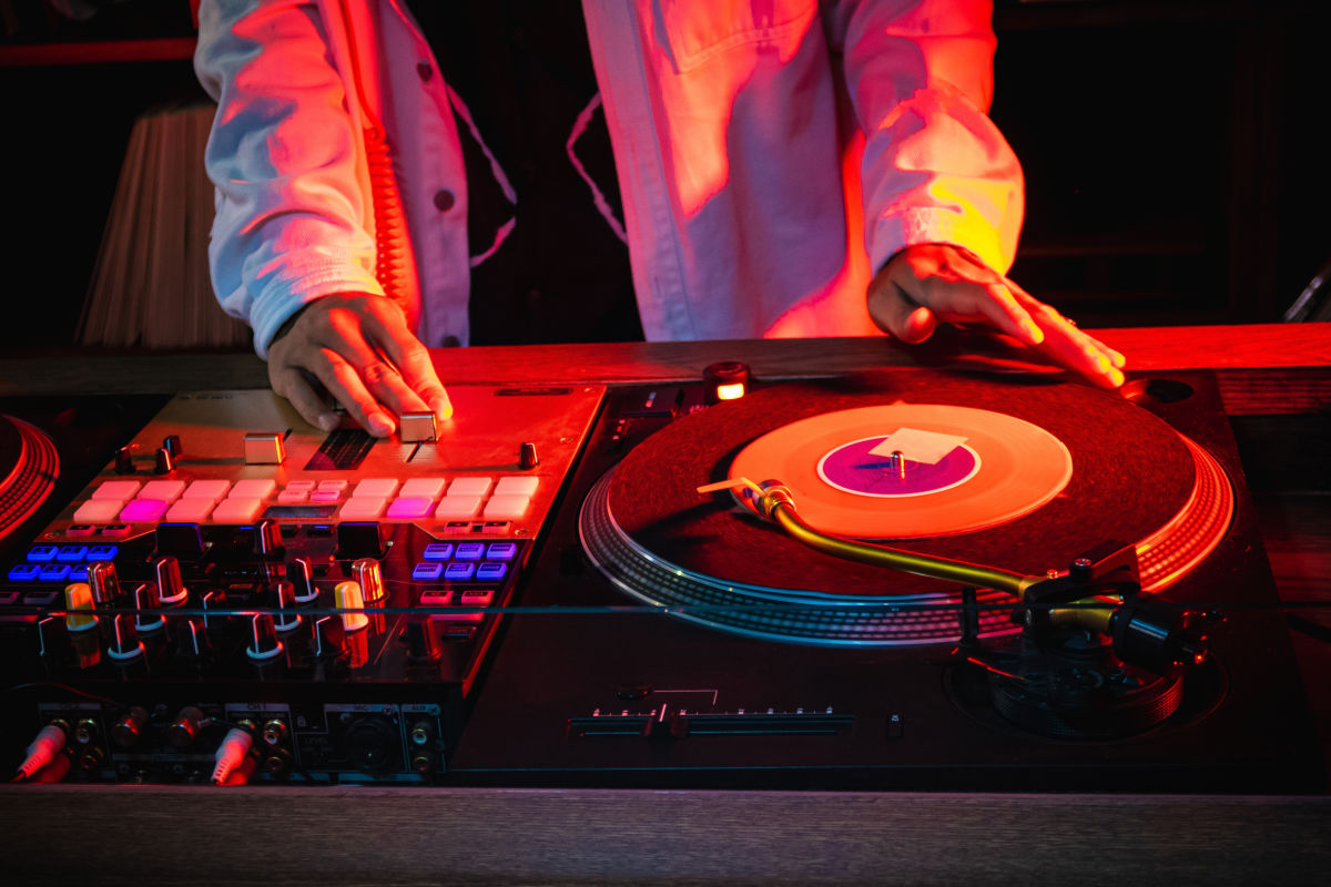 DJ in a nightclube