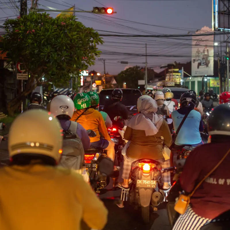 Traffic-at-night-at-stop-lights-in-Bali