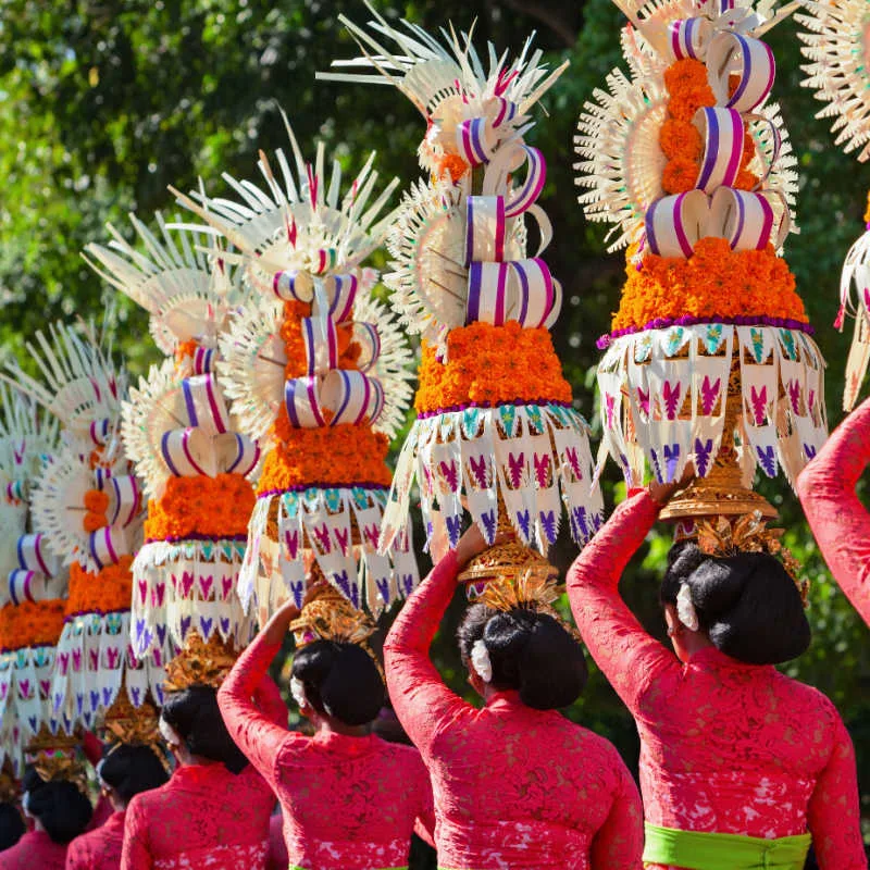 Women-carry-offerings-on-their-head-in-Bali-ceremony
