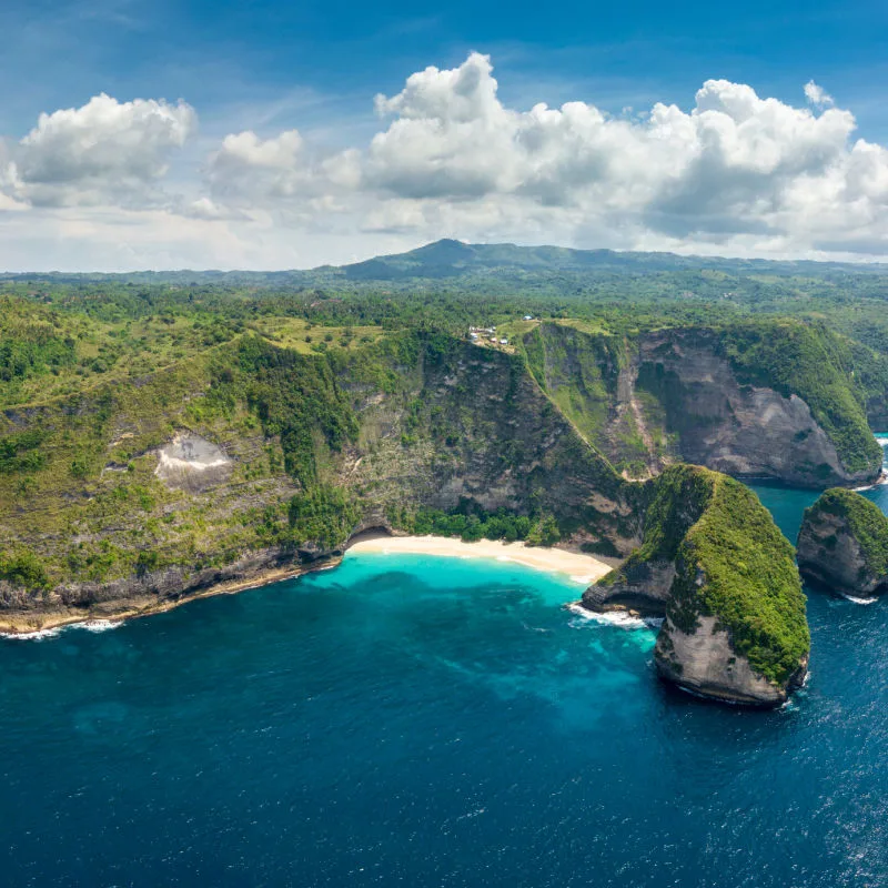 Ariel-View-of-Kelingking-Beach-and-Ocean-in-Nusa-Penida