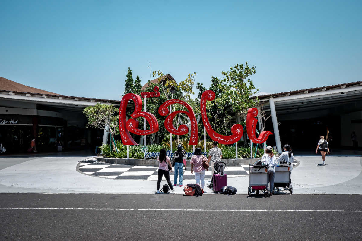 Znak Bali przed lotniskiem