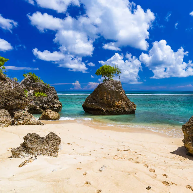 Bingin-Beach-in-Uluwatu-on-Sunny-Day-in-Bali