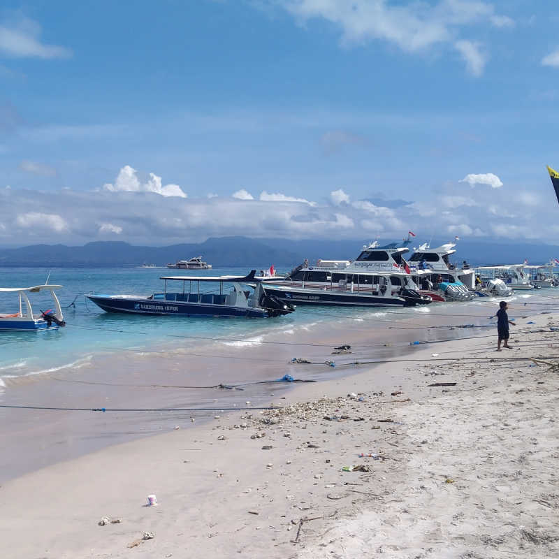 Boats-on-Beach-At-Nusa-Penida