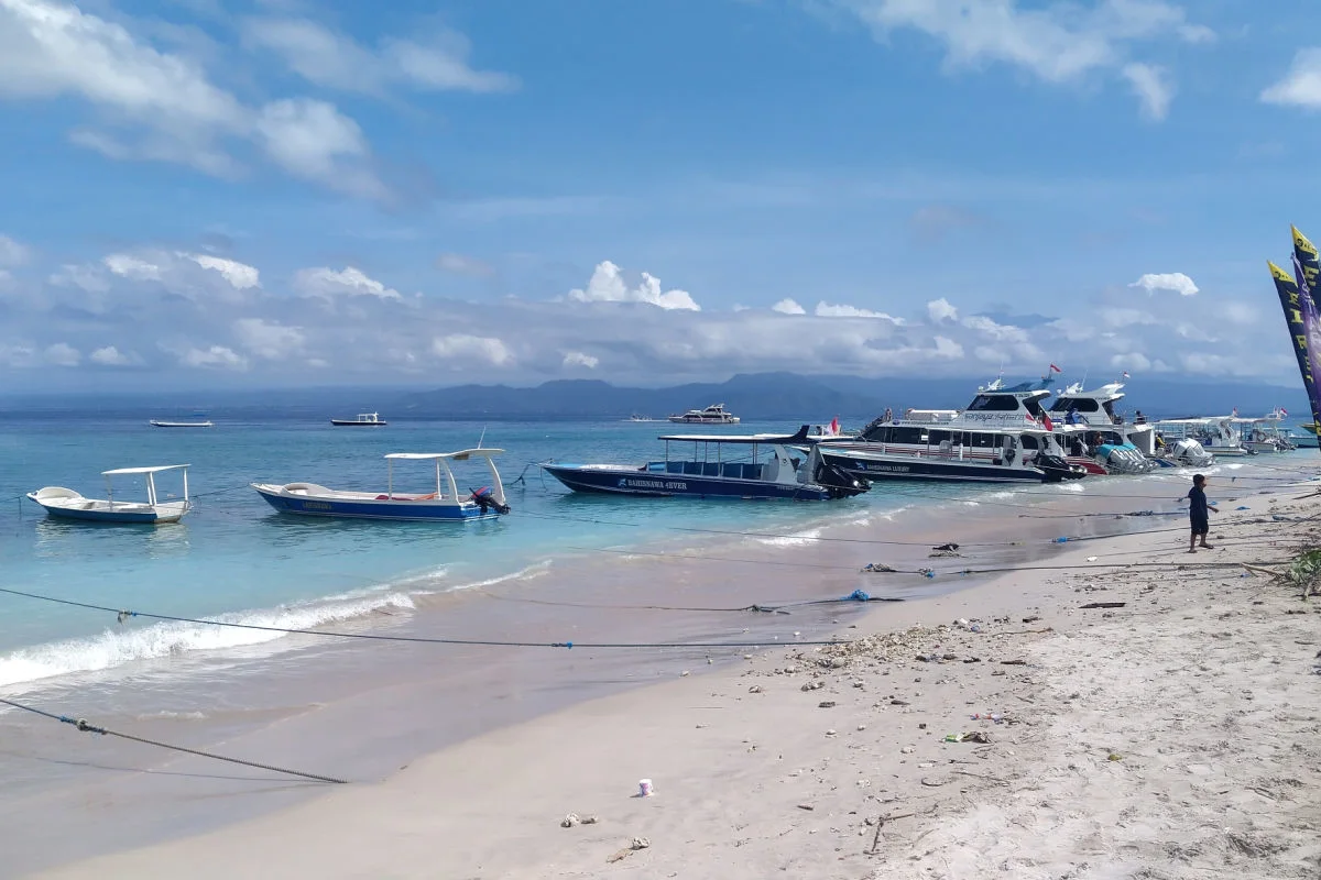 Boats-on-Beach-At-Nusa-Penida