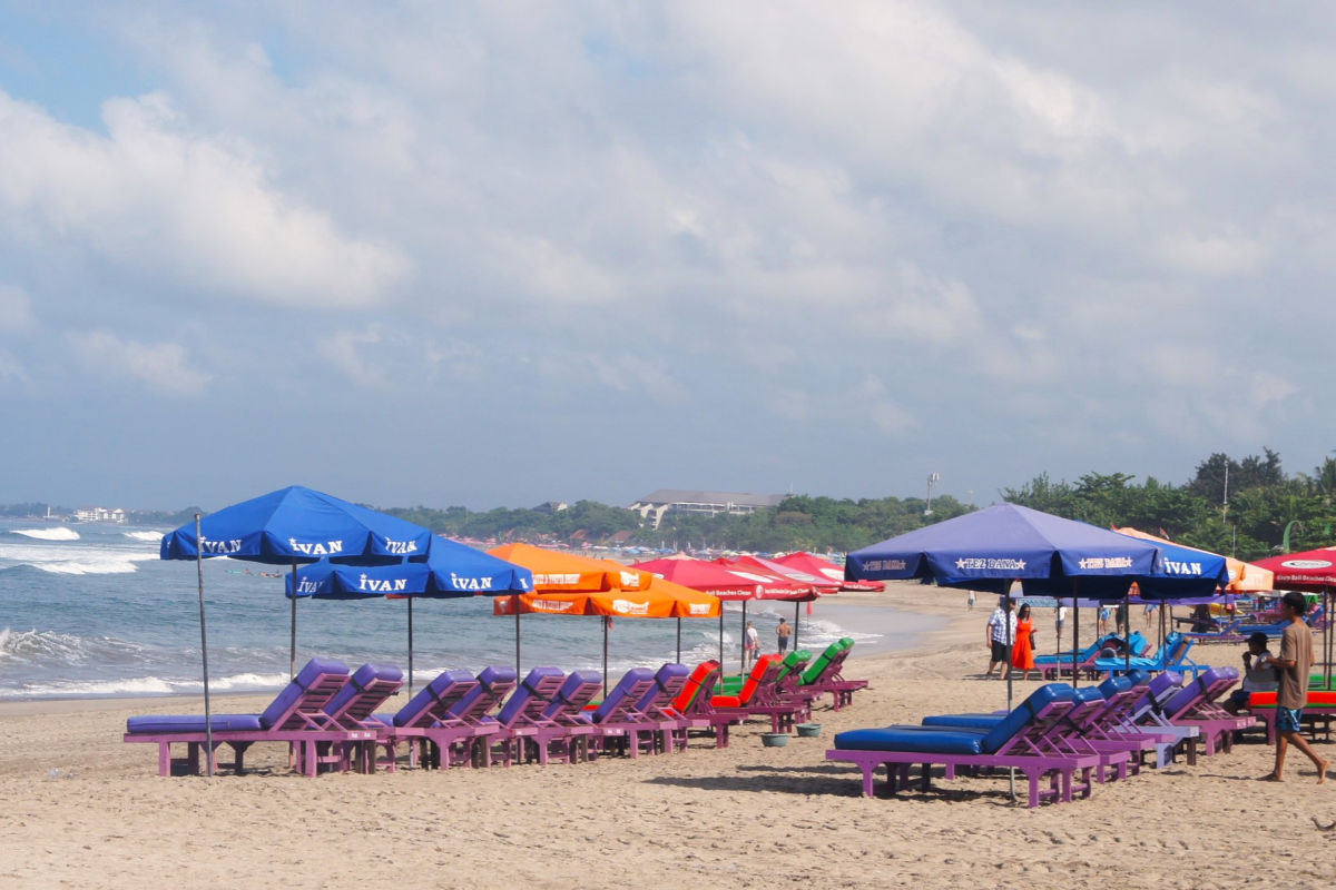 Parasole na plaży na Bali w ciągu dnia