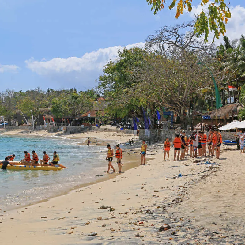 Tourissts-in-Mushroom-Bay-Nusa-Lembongan