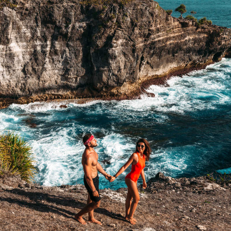 Tourist-Couple-Walk-Along-Clifft-Top-in-Nusa-Islands-in-Bali