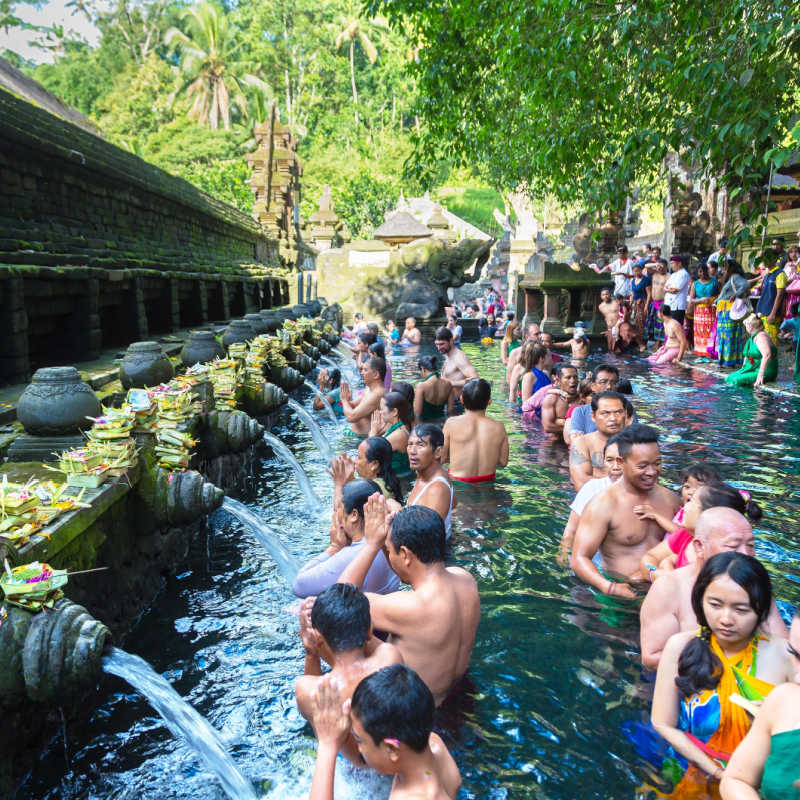 Tourists-Line-Up-To-Do-Melukat-at-Tirta-Empul-Temple-in-Bali