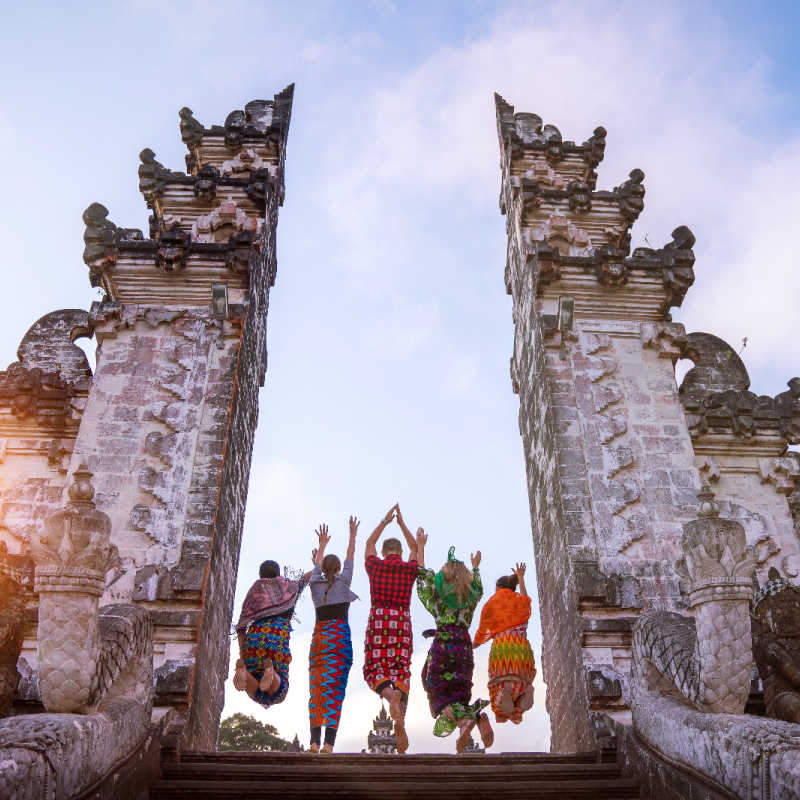 Turyści pozują między bramami raju na Bali