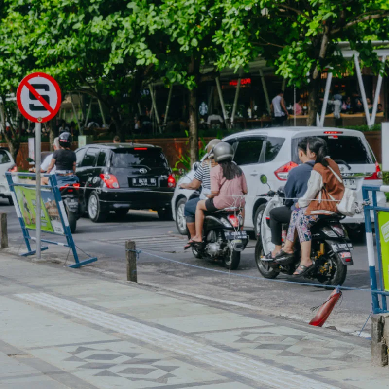 Tourists-on-Mopeds-and-in-Cars-in-Kuta-Bali