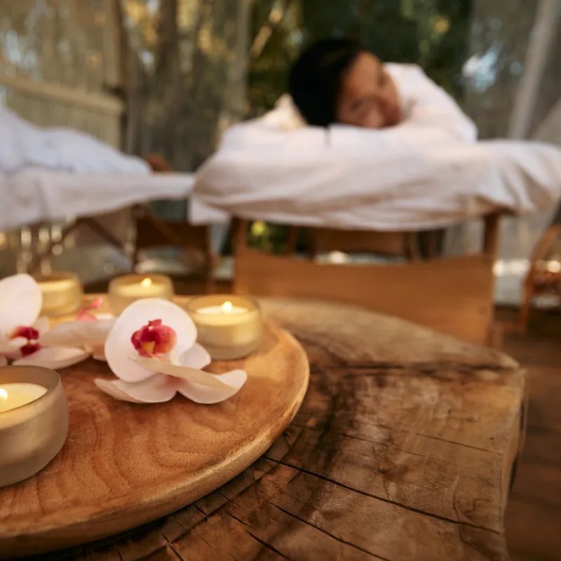 Woman-at-spa-in-Bali-gets-massage