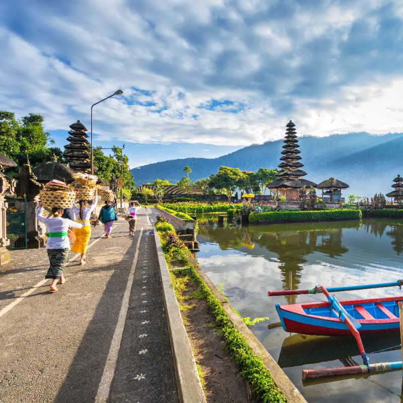 Women-Walk-Towards-Pura-Beratan-In-Bali