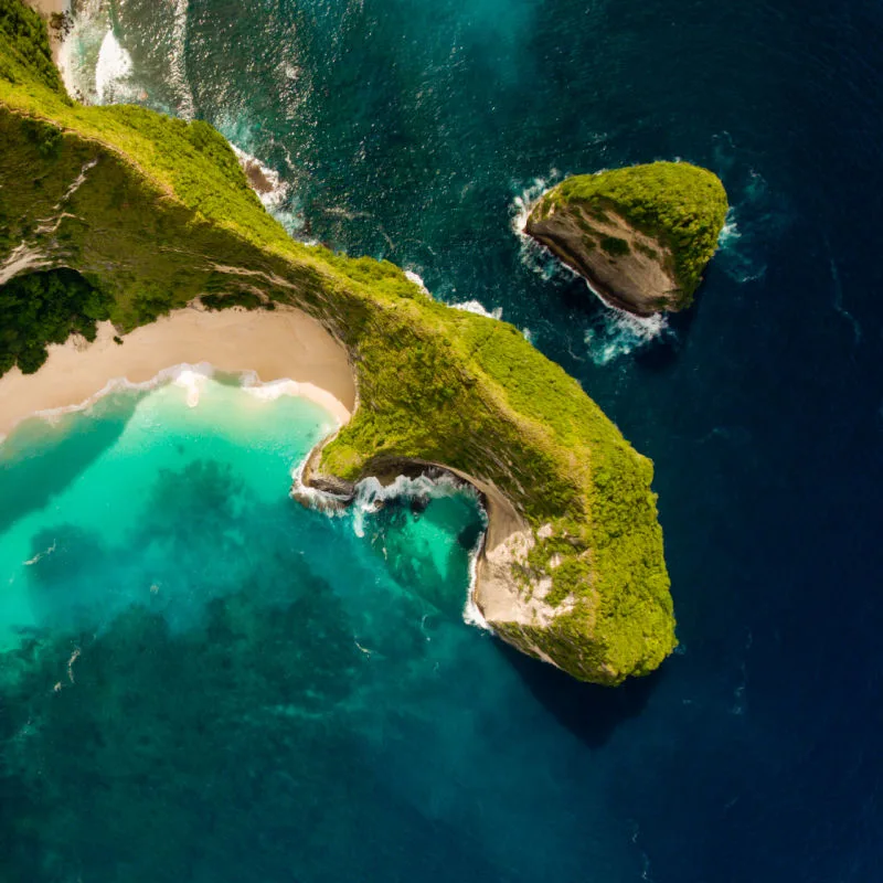 Birds-Eye-View-of-Kelingking-Beach-In-Nusa-Penida-Bali