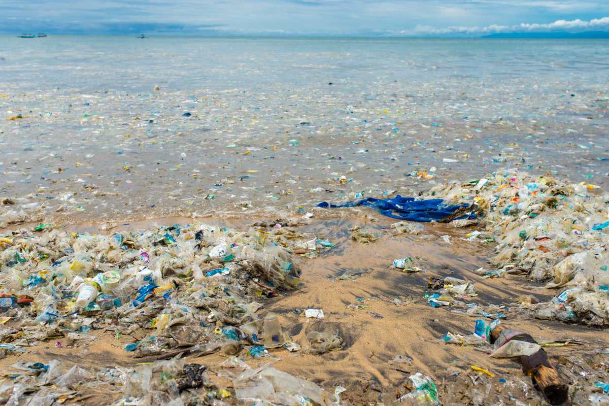 Plastikowe odpady na plaży na Bali beach.jpg
