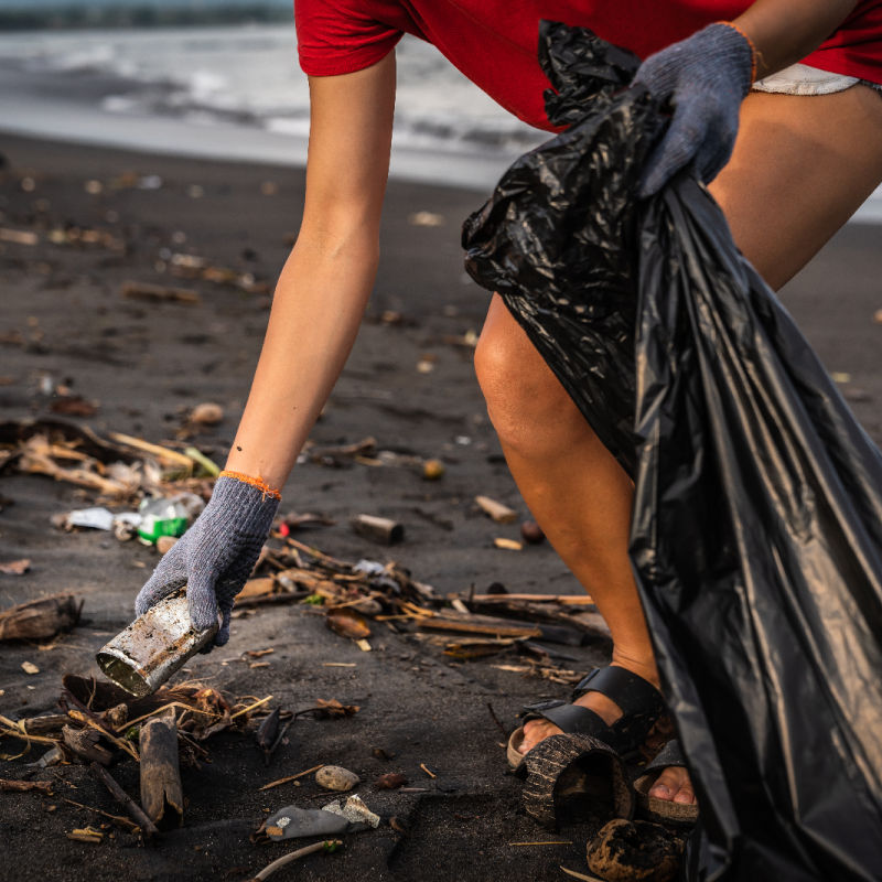 Lokalni ludzie-śmieci-odpady na plaży Bali