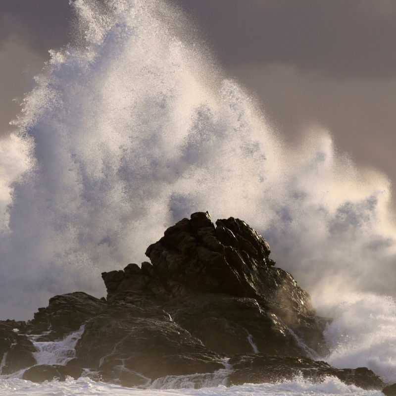 Sea-Wave-Crash-on-rocks-in-bad-weather-storm