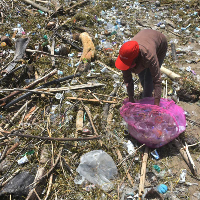 Bali-plaża-lokalna-praca-czysta-fale odpadów