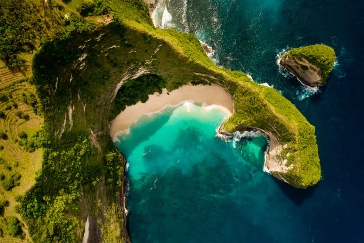 Birds-Eye-View-of-Kelingking-Beach-In-Nusa-Penida-Bali