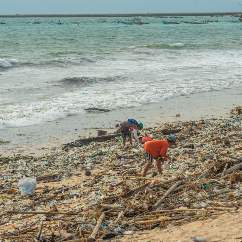 Trash-Pickers-on-Jimbaran-Kedonganan-Beach-Bali