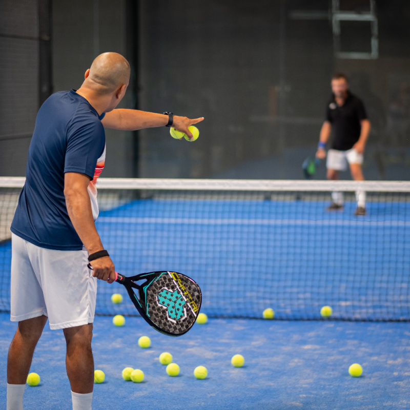 Padel-pelatih dan pemain di lapangan