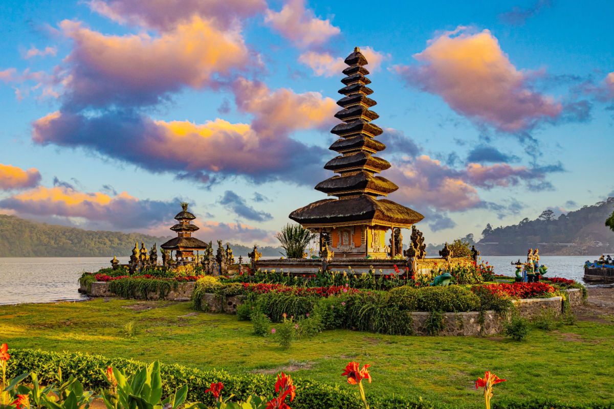 Pura Ulun Danu Beratan in Bali.jpg