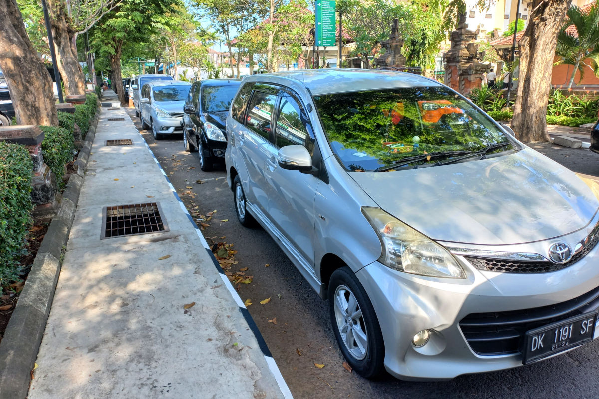 Tourist Taxis Park At Balu Attraction.jpg