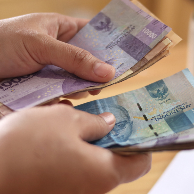 Close-up-of-Indonesian-Rupiah-IDR-Cash-Money-in-Hands