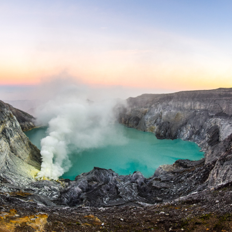 Krater na górze Ijen we wschodniej Jawie