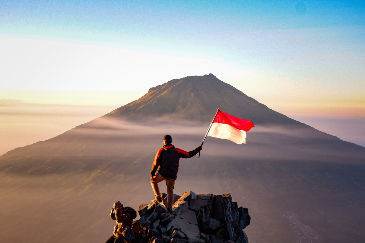 Man on Indonesian Volacno Mountainn.jpg