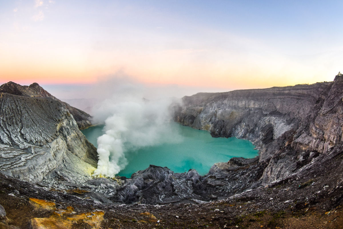 Crater at Mount Ijen in East Java.jpg