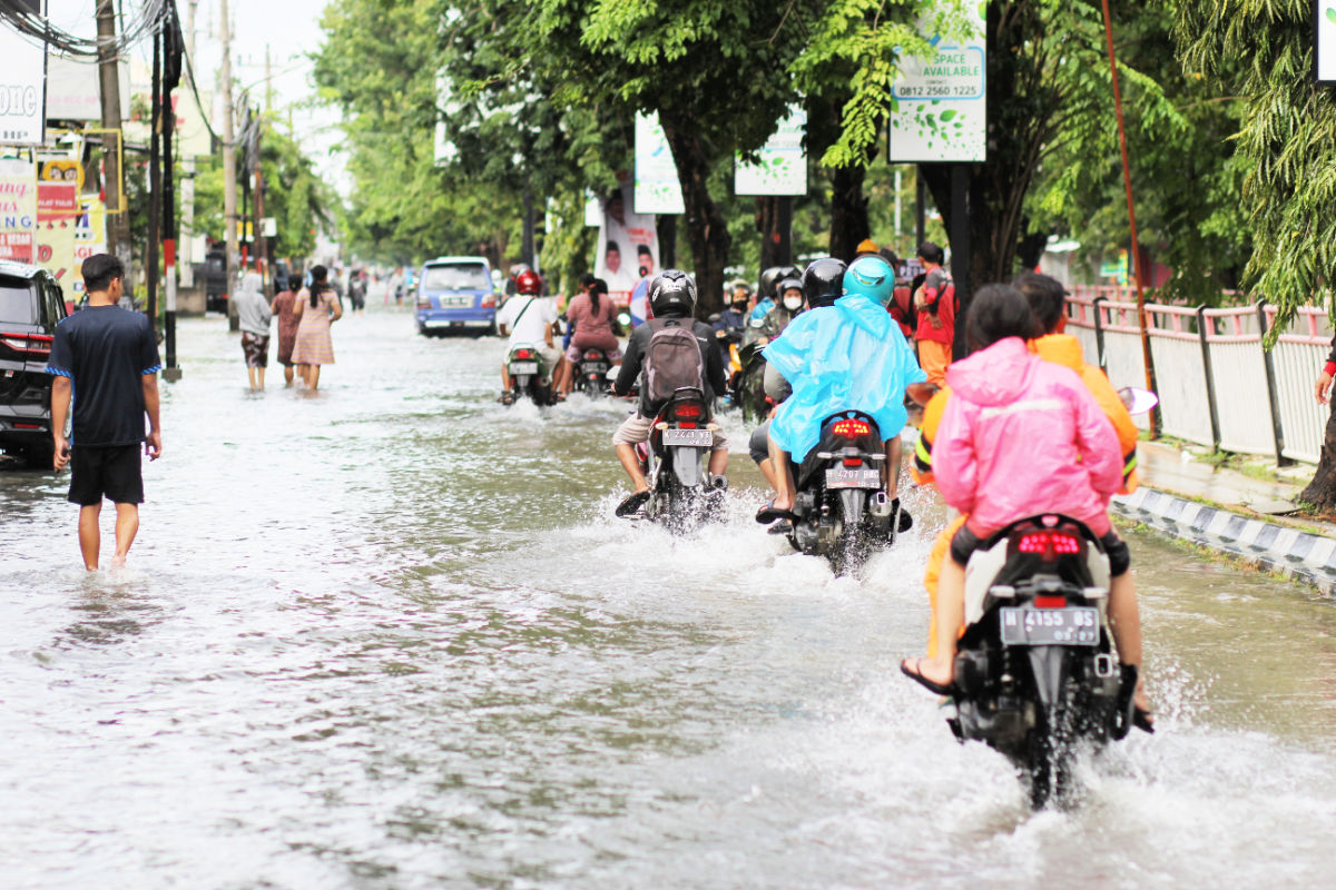 Traffic drives through flooding waters.jpg
