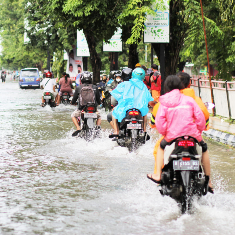 Traffic-drives-through-flooding-waters