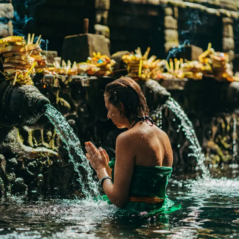Woman-at-Tirta-Empul-Temple-in-Bali