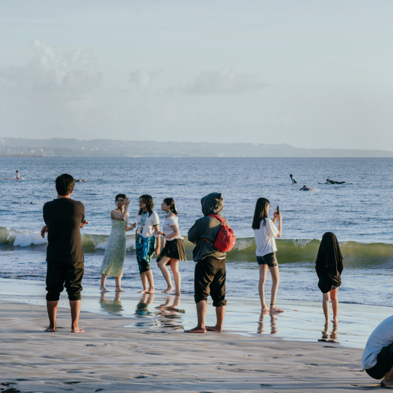 Busy-Beach-in-Bali-with-Tourists