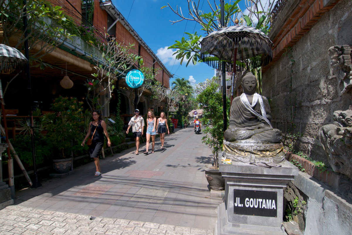 Jalan Gautama Ubud adalah surga kafe yang indah bagi wisatawan Bali