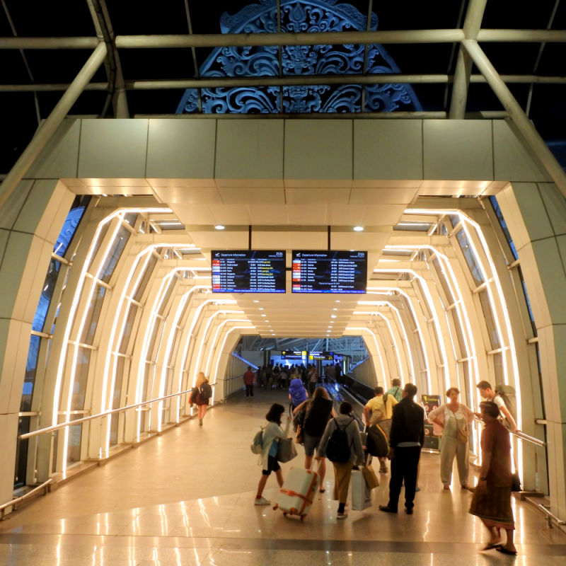 Pintu Masuk-Ke-Bandara-Keberangkatan-Internasional-Bali