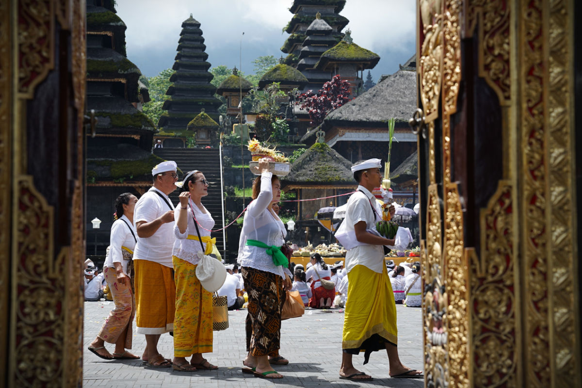 Balinese Hindu Worshippers at Temple Community.jpg