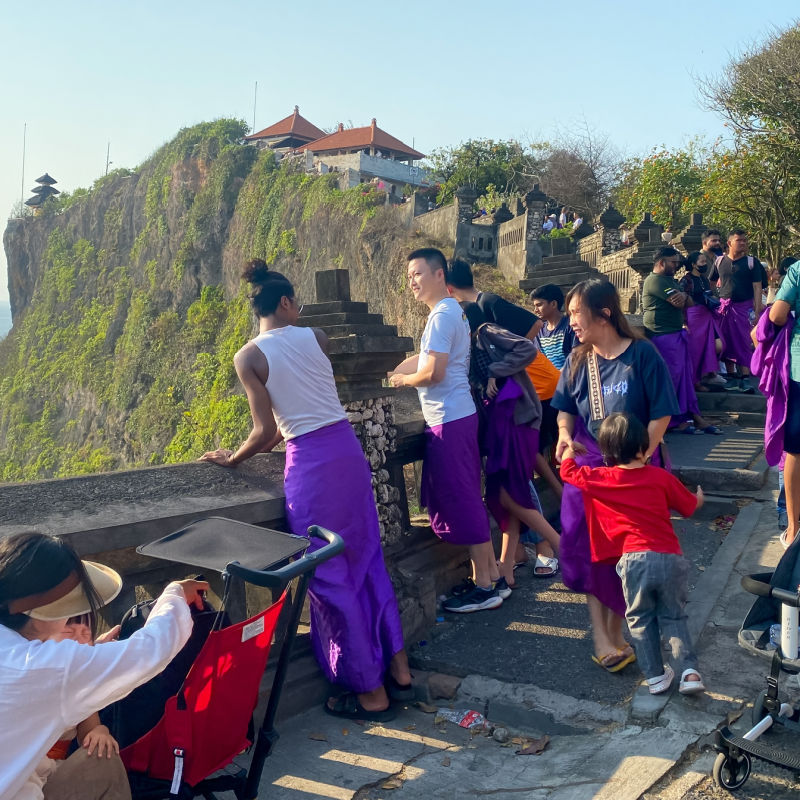 Tourists-At-Uluwatu-Temple-in-Bali