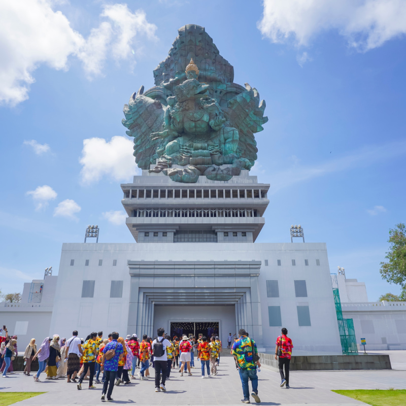 Tourists-Stand-Beneath-the-GWK-Cultural-Park-Statue-in-Bali-