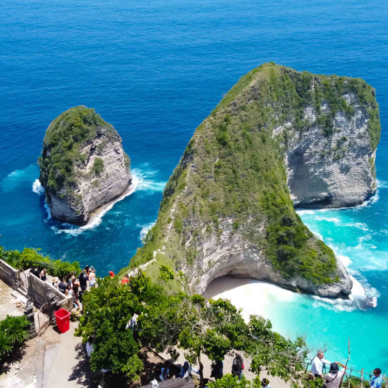 View-of-Kelingking-Beach-in-Nusa-Penida-with-Tourists-Looking-at-the-View