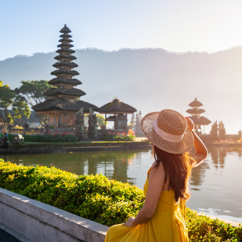 Woman-Outside-Pura-Ulun-Batur-in-Bali