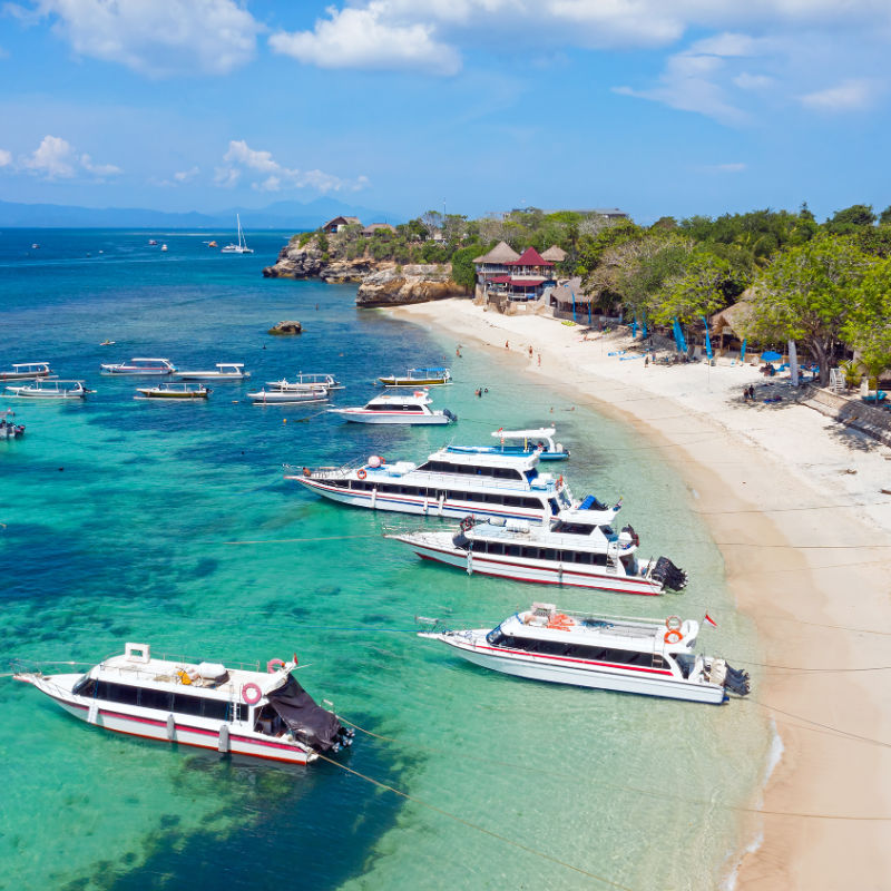 Ferry-and-Fast-Boat-on-Nusa-Lembongan-Mushroom-Bay