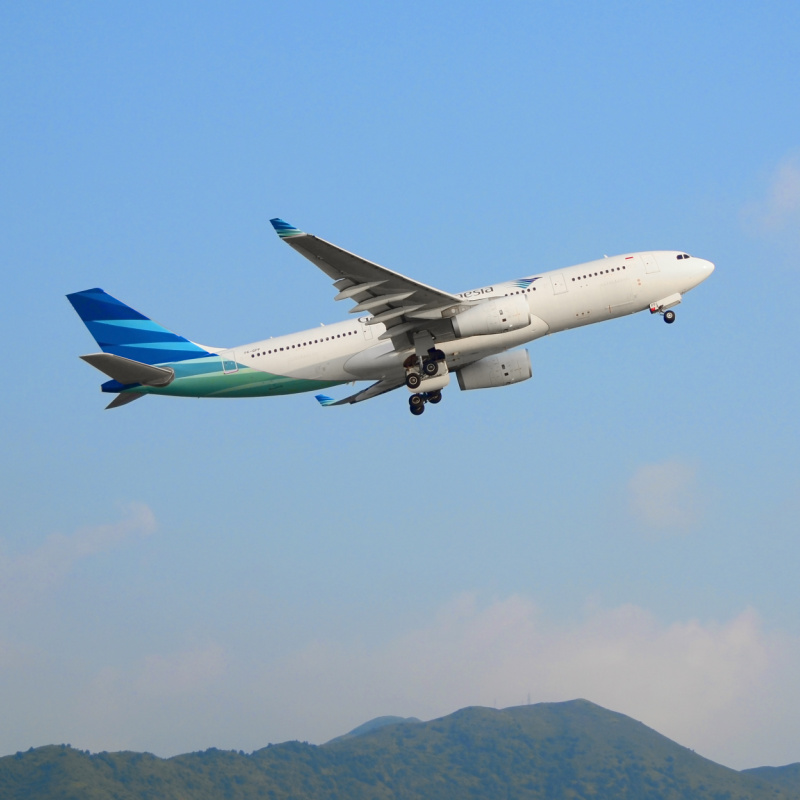 Pesawat-Garuda-Lepas Landas-Dari-Bandara