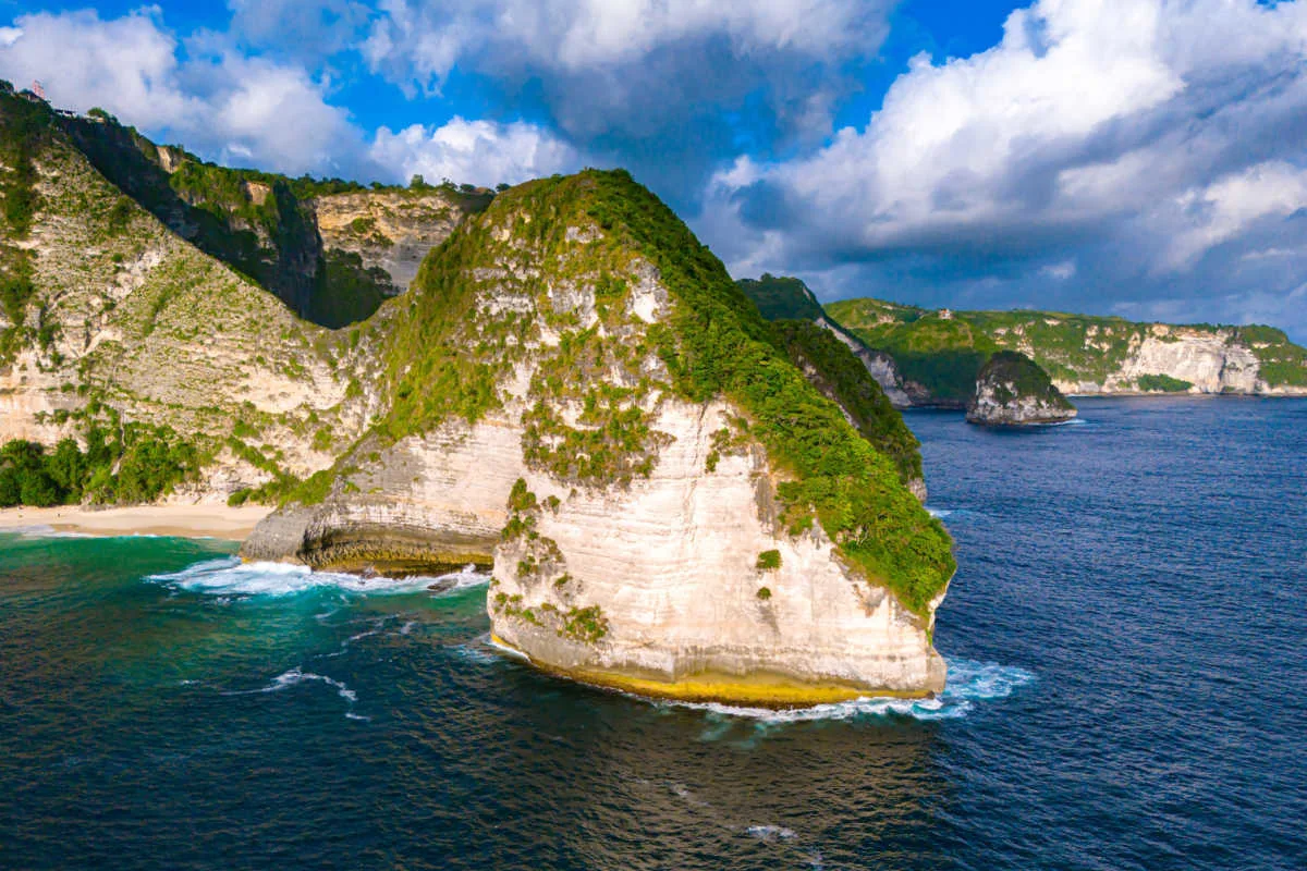 Kelingking Beach and Cliifs in Nusa Penida.jpg