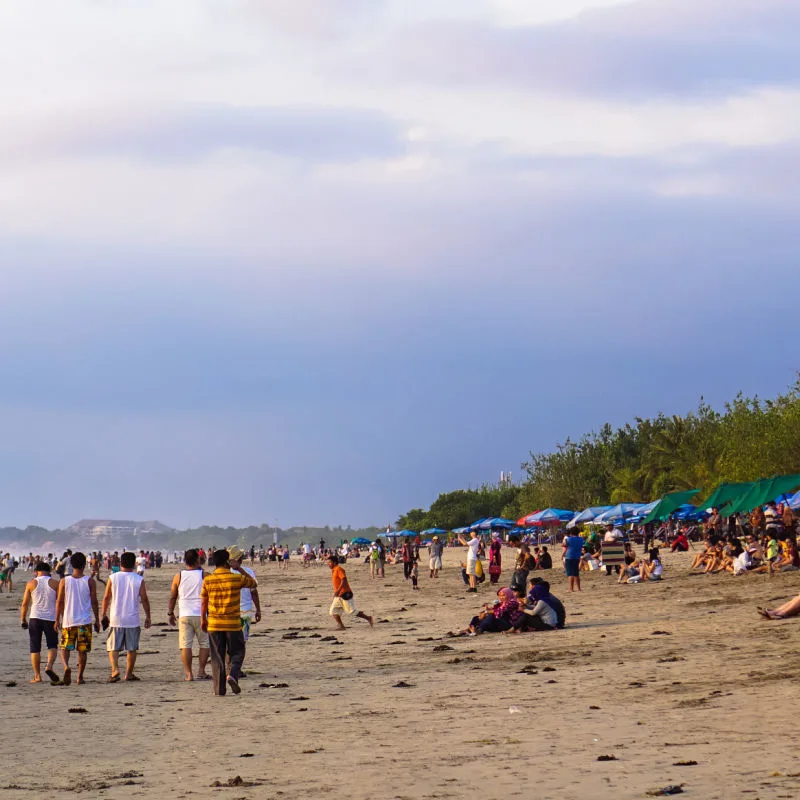 Tourists-on-Kuta-Beach-in-Bali