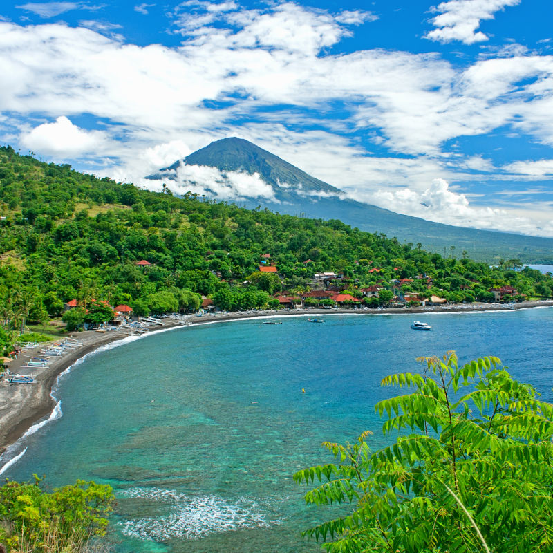 Pemandangan kota Amed di Bali timur