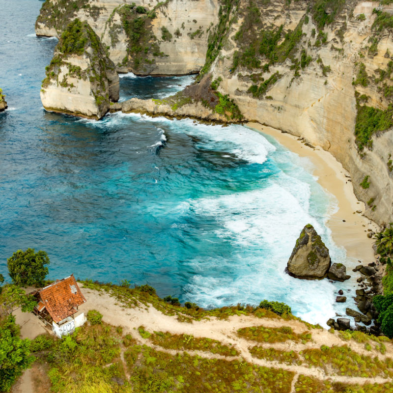 Diamond-Beach-Cliffs-and-Bay-In-Nusa-Penida