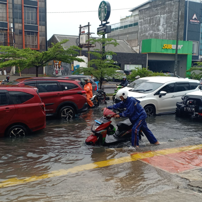 Flooding-on-city-streets-in-Indonesia-with-rain-on-traffic-car-moped